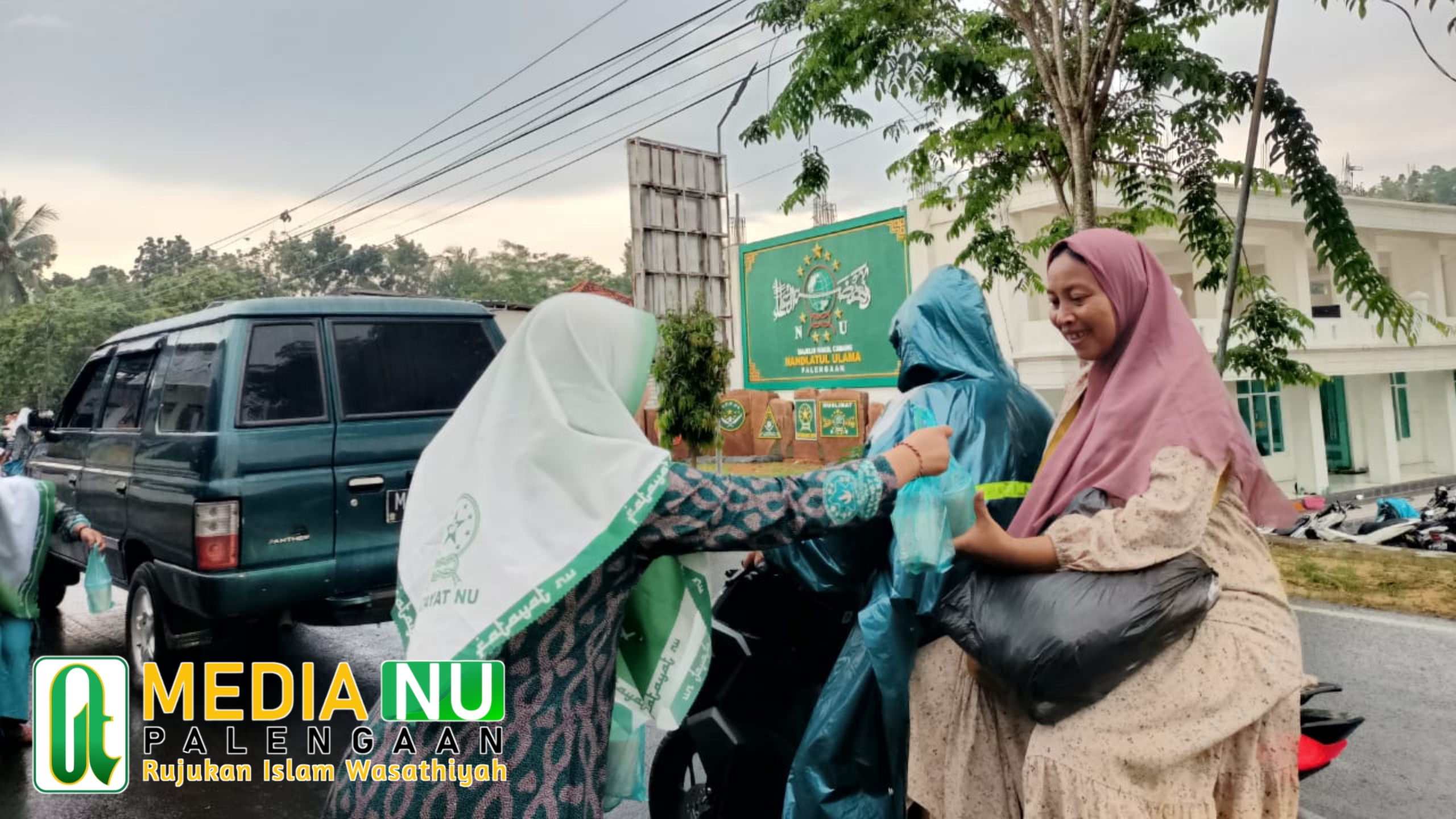 Berkah Ramadan, PAC Fatayat NU Palengaan Bagikan 500 Bungkus Takjil