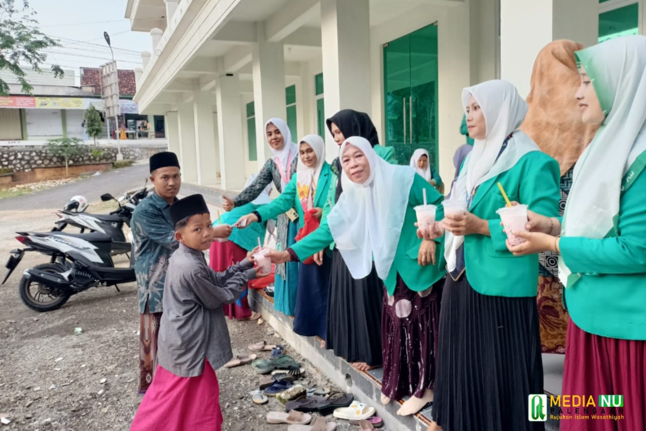 Semarak Ramadan, Fatayat NU Kacok Bagikan Takjil Pada Santri Ponpes Kebun Baru