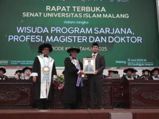 Isak Tangis Warnai Wisuda Ketua PCNU Pamekasan, Almarhum Digantikan Warek IAI-MU