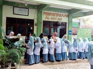 Guru Hebat Indonesia Kuat, Perayaan Hari Guru MA Putri Kebun Baru Pamekasan Penuh Haru