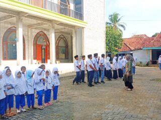 Tanamkan Nasionalisme, Yayasan Nurul Istiqlal Pamekasan Libatkan TK Ikuti Upacara